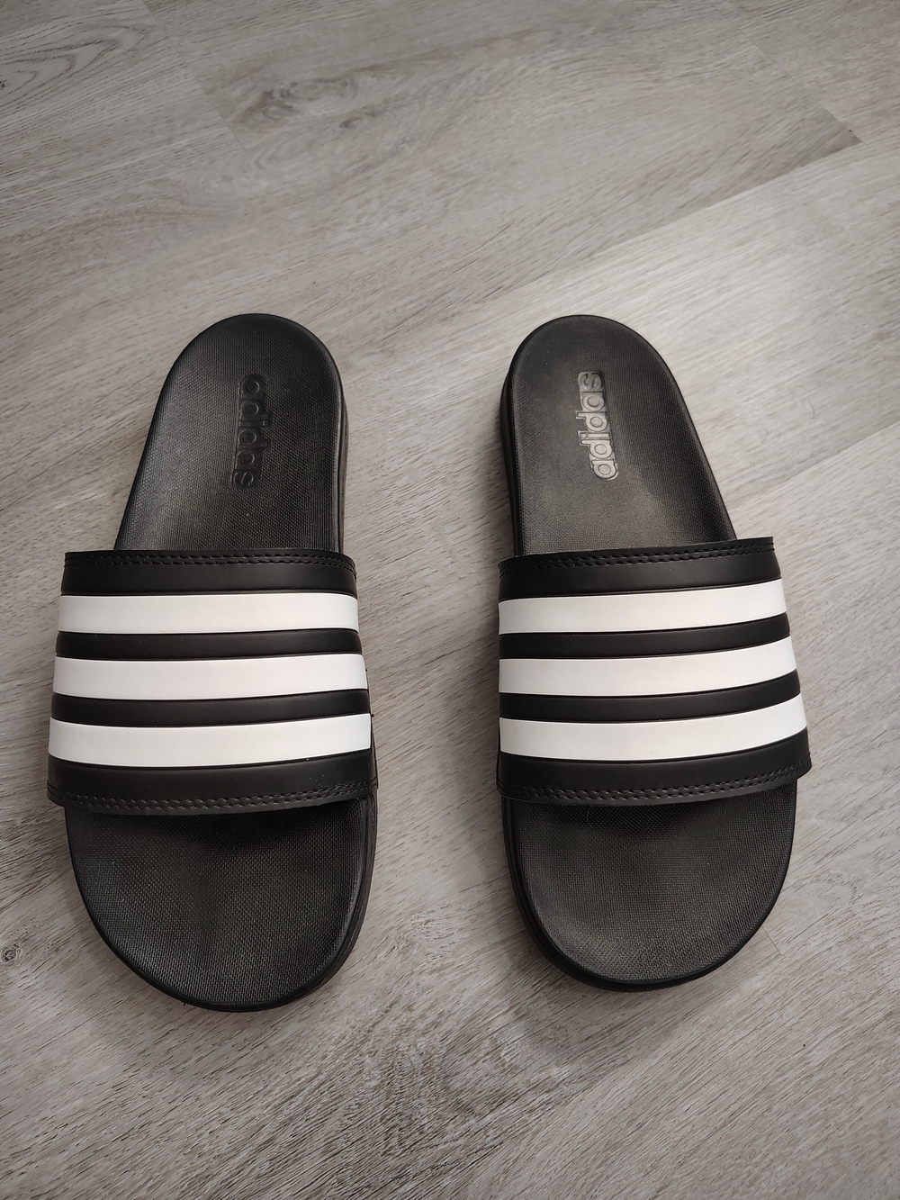 Adidas Men’s Black & White Slide Sandals. Size 7